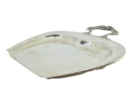 Apanha migalhas em prata com rebordo perlado e relevos na pega.